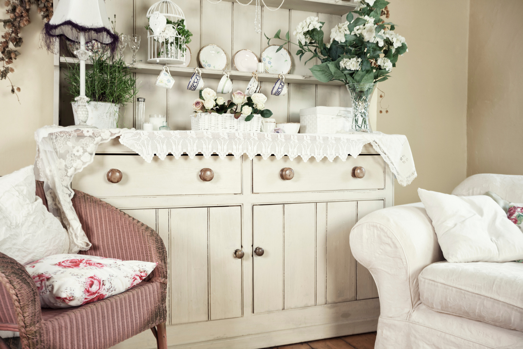 Interior design photo of shabby chic breakfast room